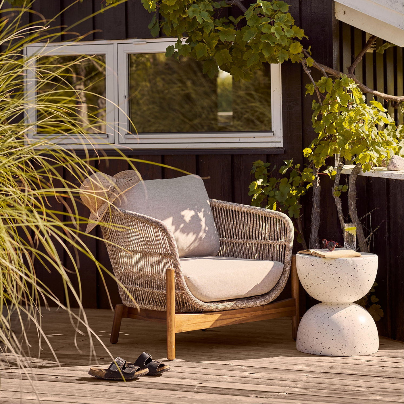 Skulpturelt sidebord i off white til terrasse og balkong