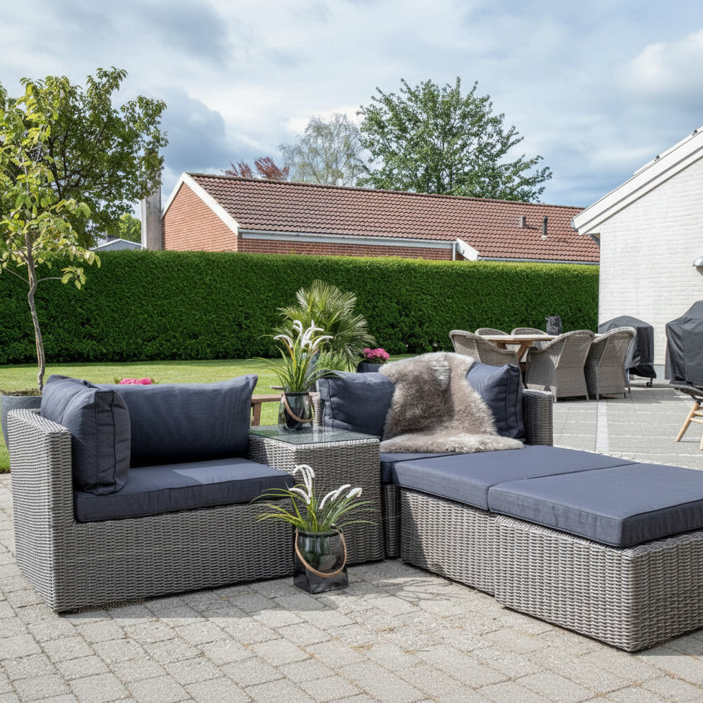 Kubu grå loungegruppe med myke puter og praktisk sidebord