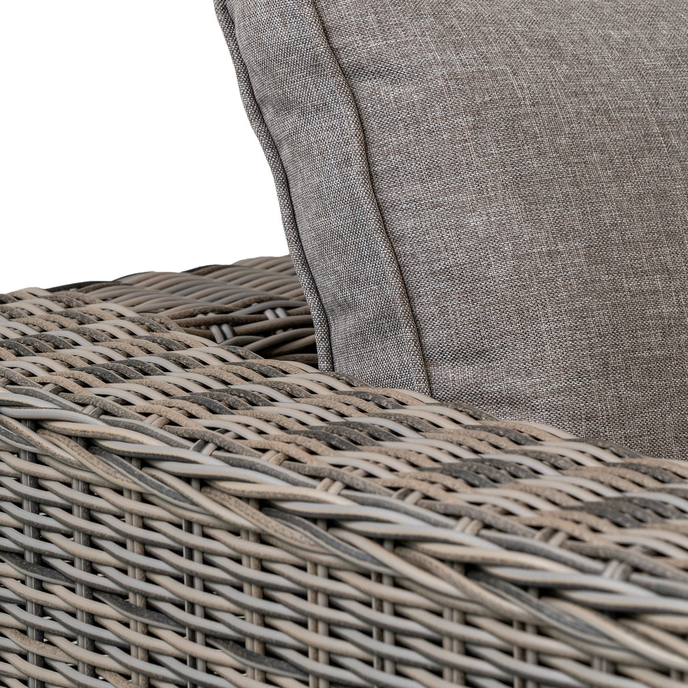 Calvi loungesett vist samlet med modulsofa og bord i naturpreget fletting