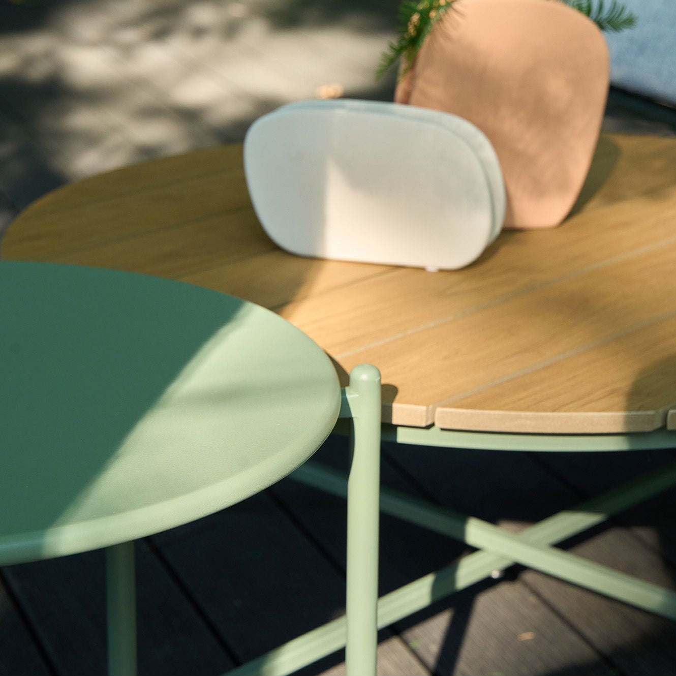 Sofa og stoler med åpne sider og myke puter i Novella loungesett