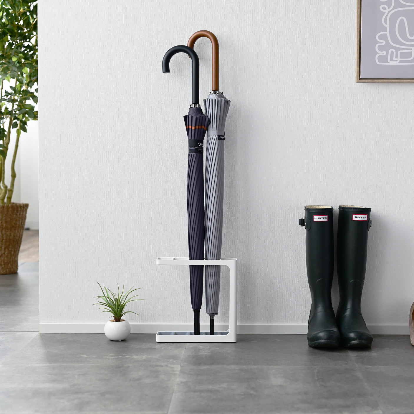 Lite paraplystativ brukt til både paraplyer – enkel entréoppbevaring.