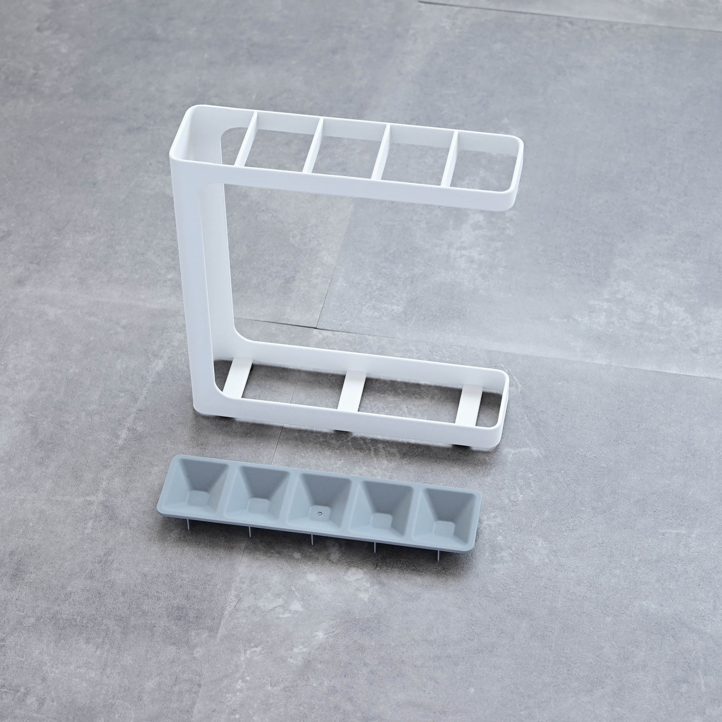 Kompakt paraplyholder med dryppbrett – holder gulvet tørt og rent.