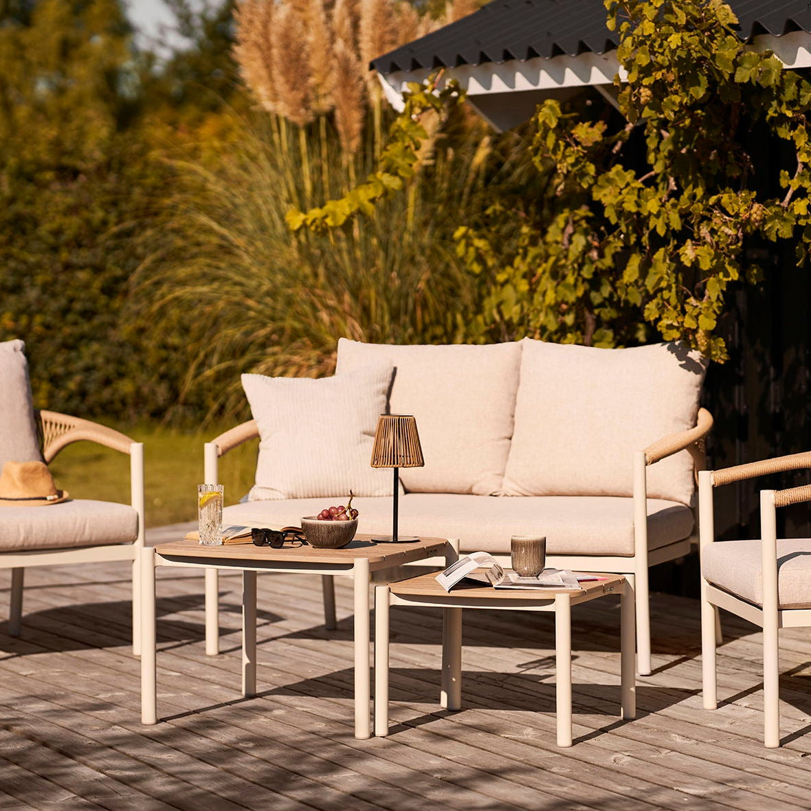 Liten laddbar lampa till trädgårdsstuga med brun skärm och svart bas
