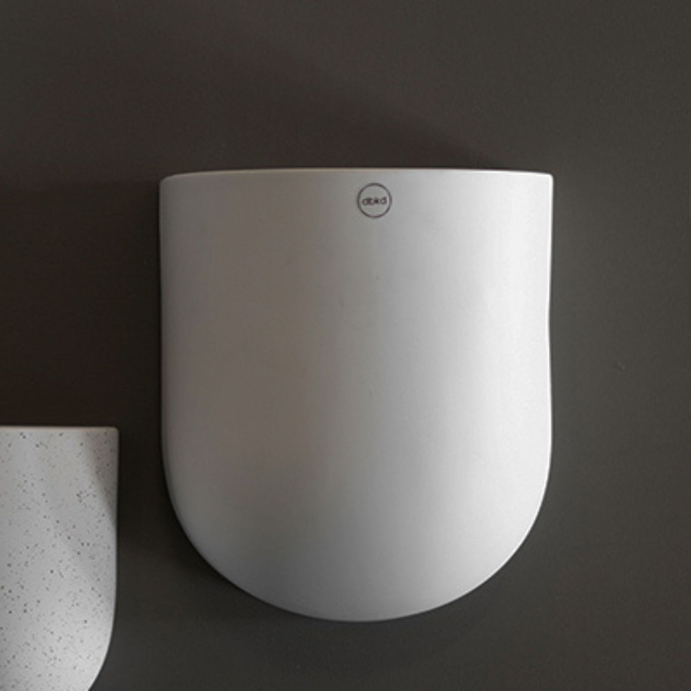 Veggmontert keramisk potte i hvitt design fra DBKD.