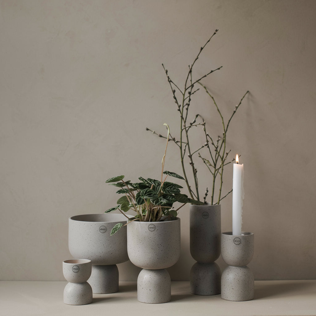 Beige DBKD Post potte med måltegning og forhøyet fot – Lindas Dekor produktbilde