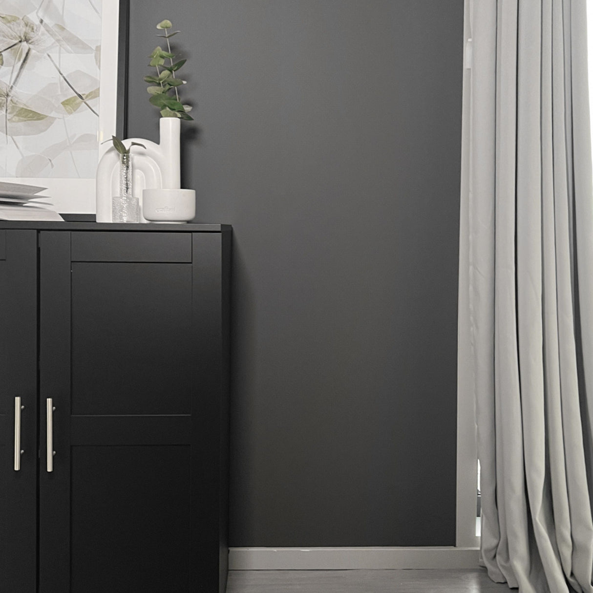 Rull med mørk grå dekorfolie perfekt for interiørprosjekter og DIY.