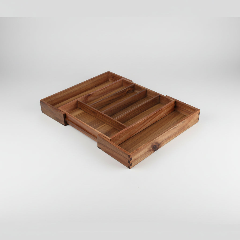 Justerbar bestikkskuff i heltre med rominndelinger - kjøkkenorganisator 28-45 cm