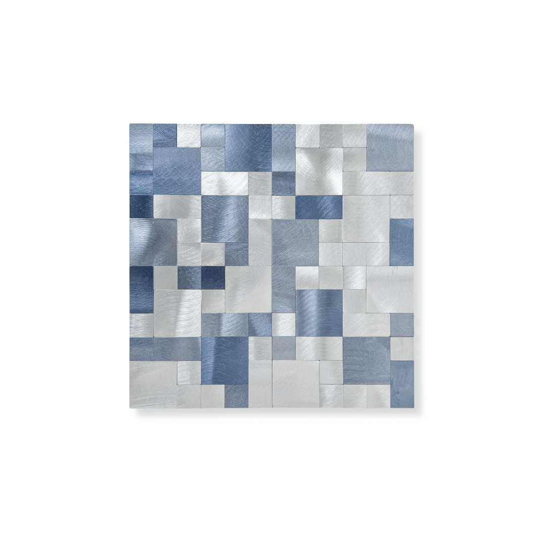 Kvadratiske fliser i aluminium-look for et moderne interiør.