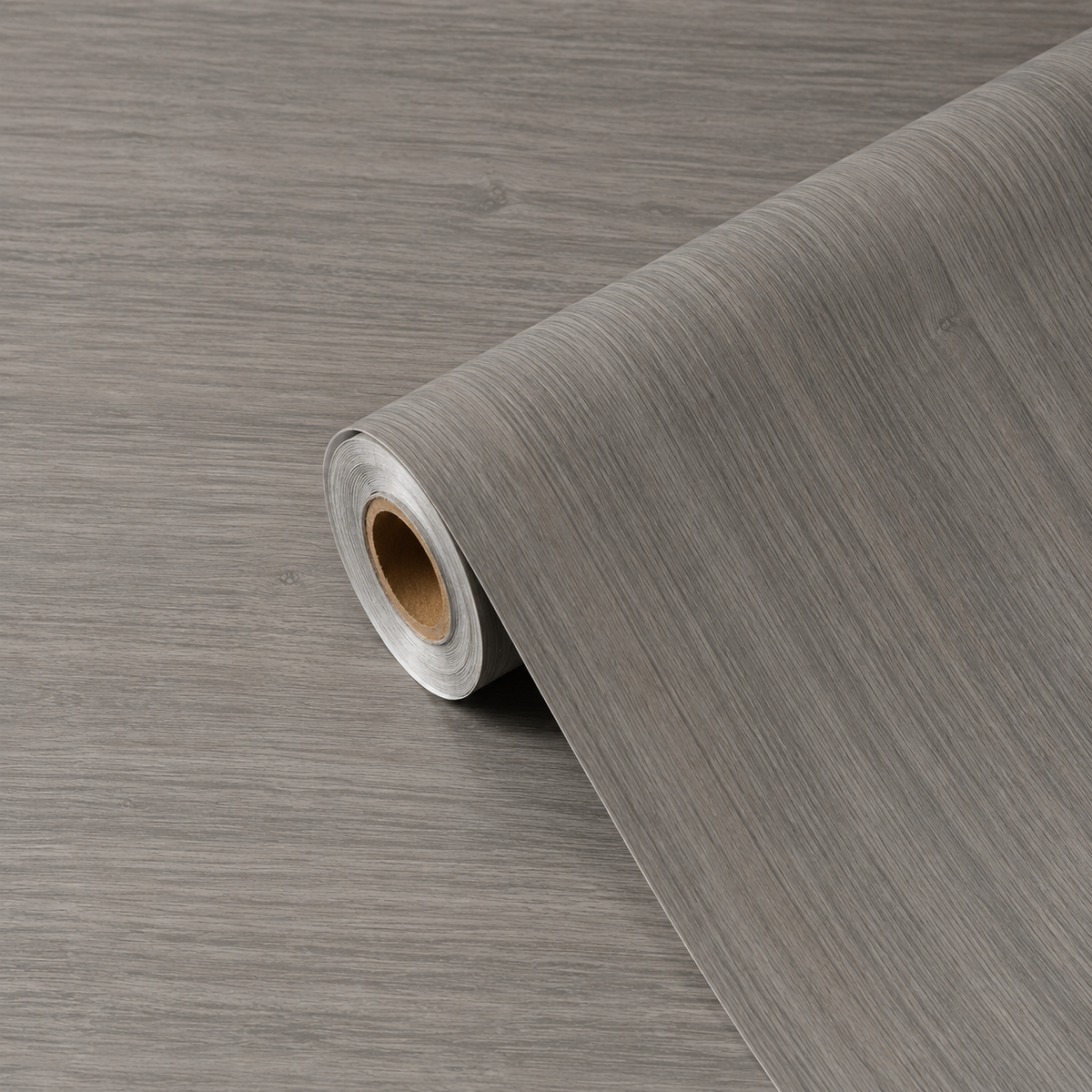 Rulle med Calm Greige kontaktplast, der viser naturtro gråbeige trefibere og mat finish