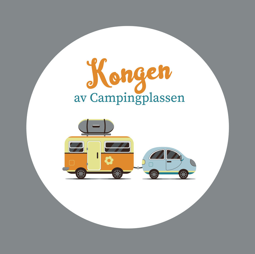 Realistisk utendørs borddekking i sollys med serviett med campingmotiv.