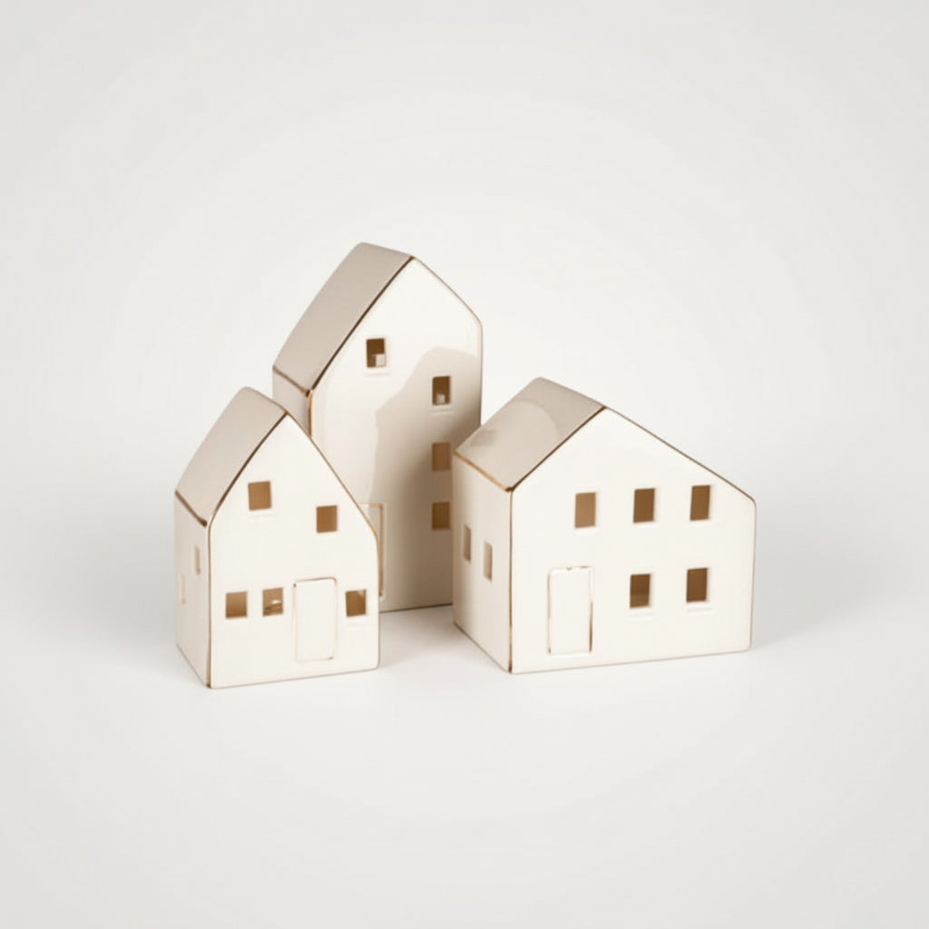 Tre hvite keramikkhus uten lys, vist mot en nøytral bakgrunn.