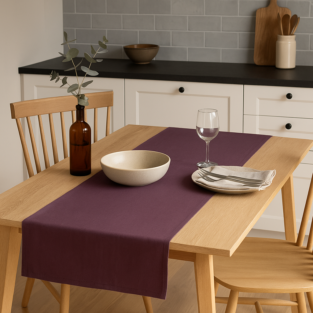 Lilla bordløper 40x140 cm i rustikk spisestue med trebord, stoler og grønn plante.