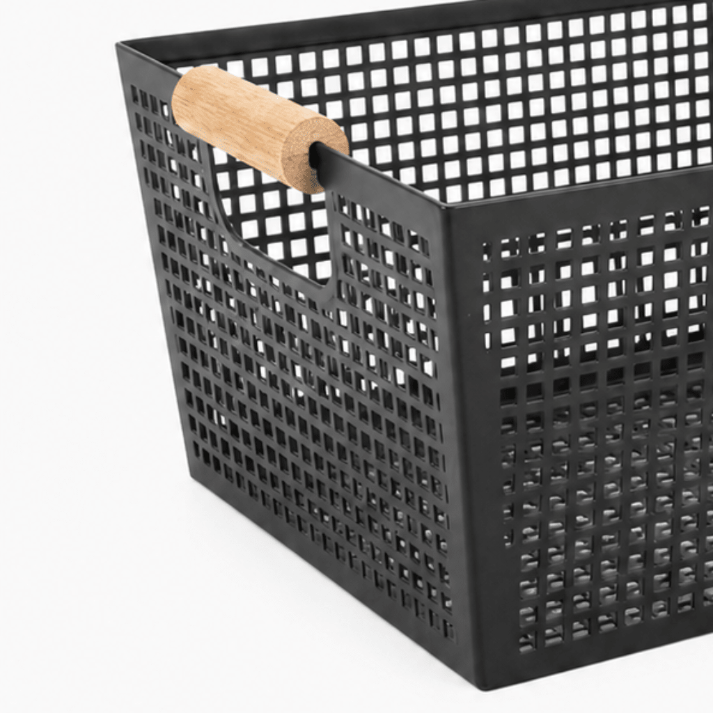 Rektangulær oppbevaringskurv i sort metall med trehåndtak, vist fra siden på hvit bakgrunn. - Lindas dekor