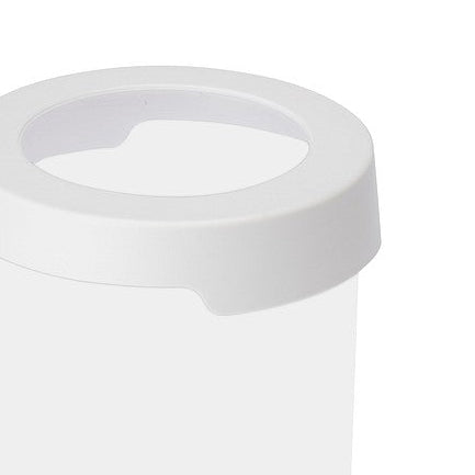 Transparent oppbevaringsboks til tørrmat med hvitt skrulokk