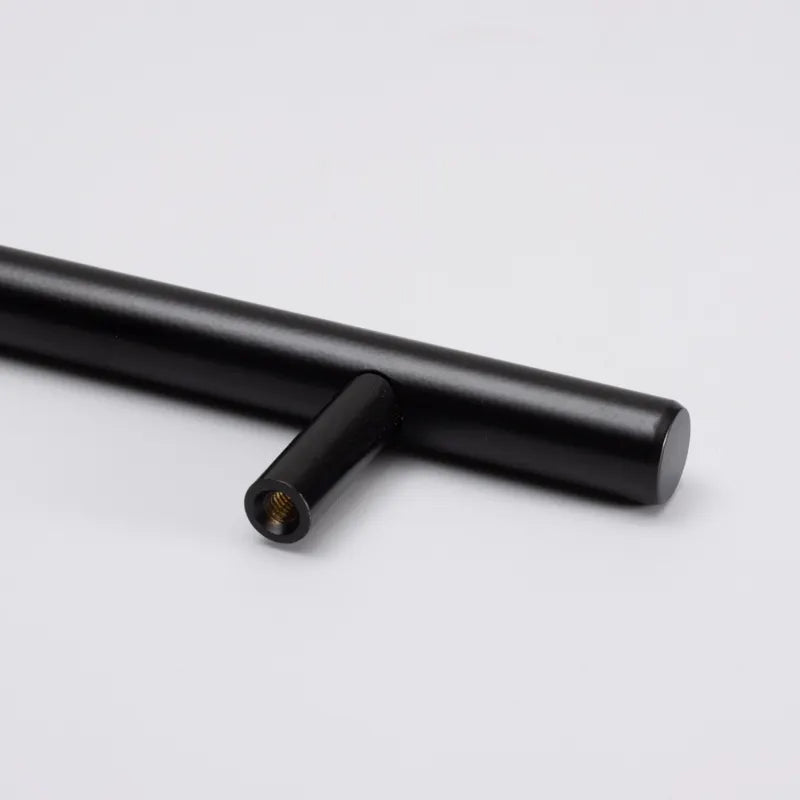 Nærbilde av Madrid håndtak i sort matt. Viser den matte overflaten og de solide detaljene i metallfinishen.