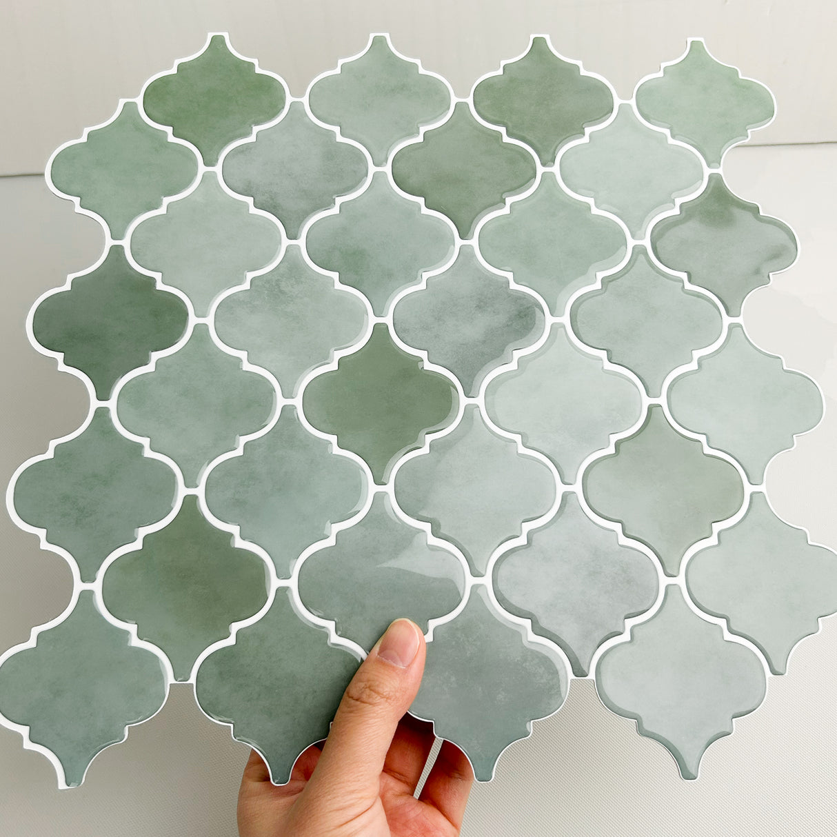 Selvklebende flis i grønn mosaikkstil – enkel å montere uten lim eller fug.