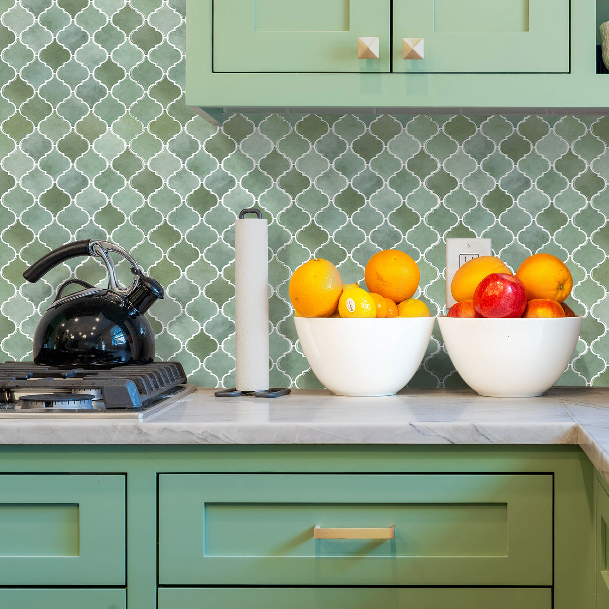 Lanterne selvklebende fliser med glansfull finish og dekorative detaljer.