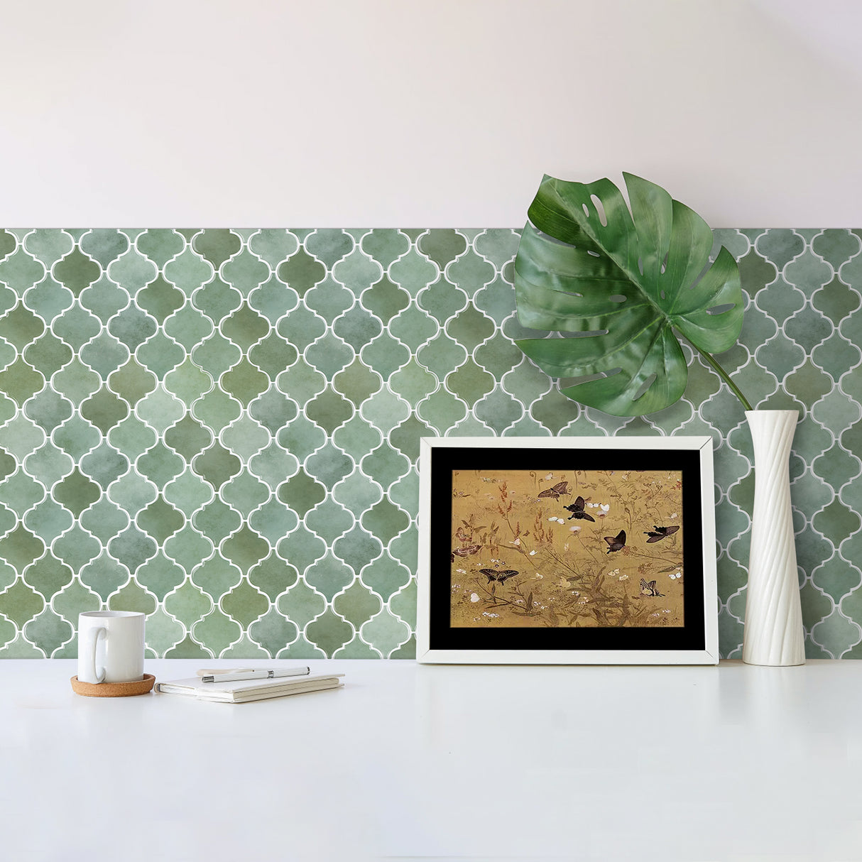 Flis med karakteristisk design i ulike grønnfarger som gir liv til veggen.