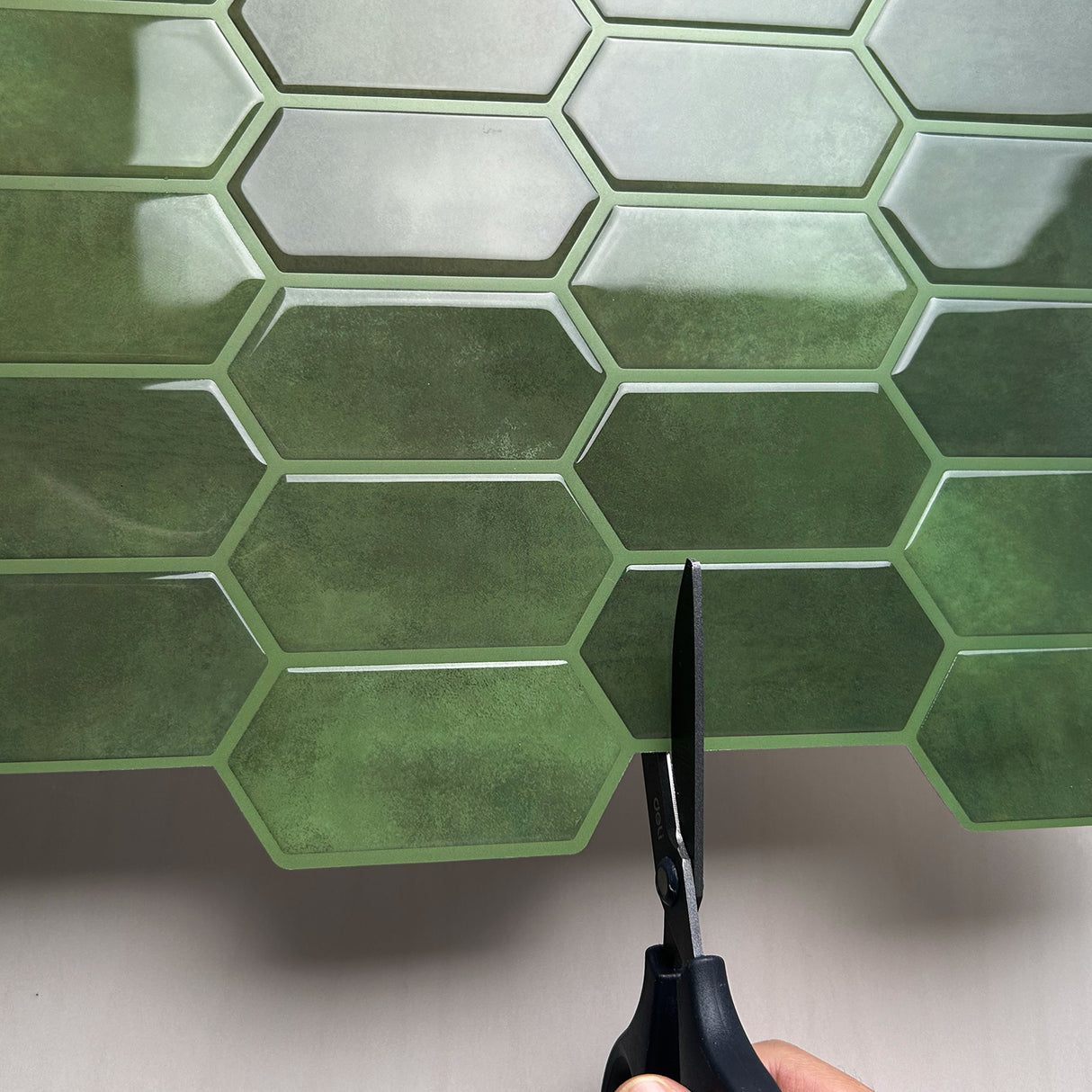 Alexandra flis vareprøve med mørkegrønn overflate og naturlige åremønstre.