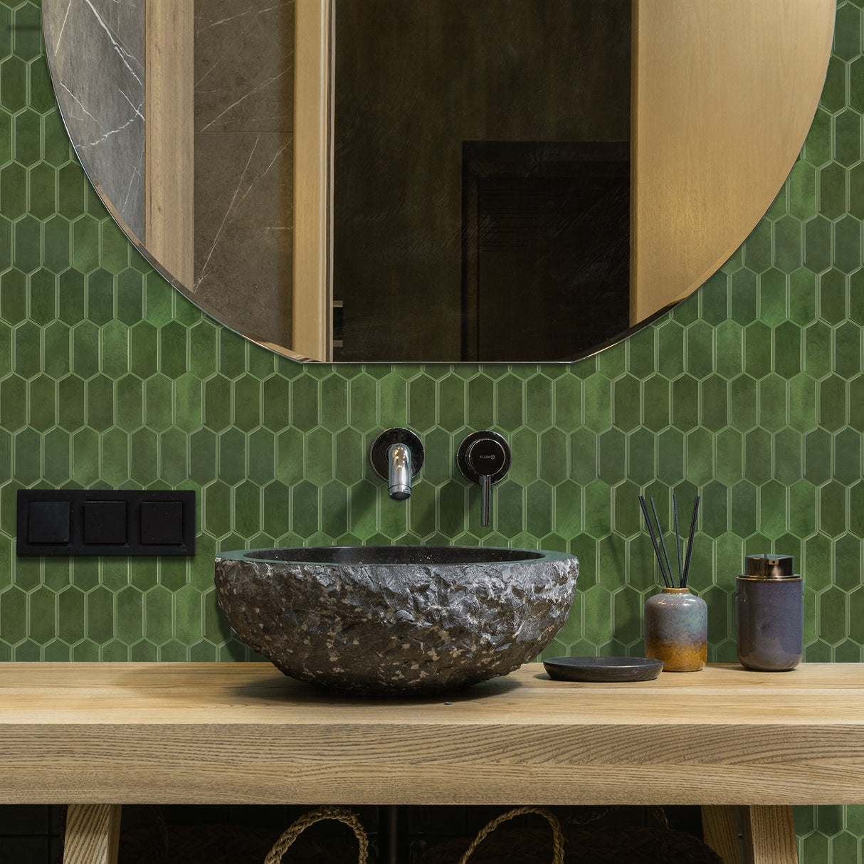 Vareprøve av Alexandra grønn selvklebende veggflis med elegant marmormønster.