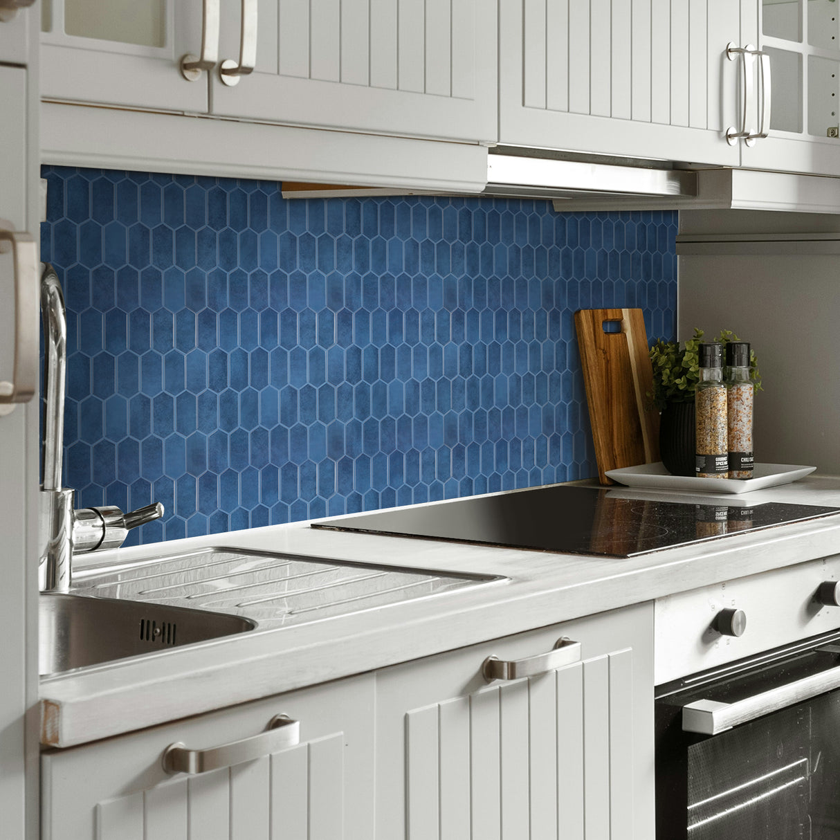 Dyp blå selvklebende veggflis for kjøkken eller bad.