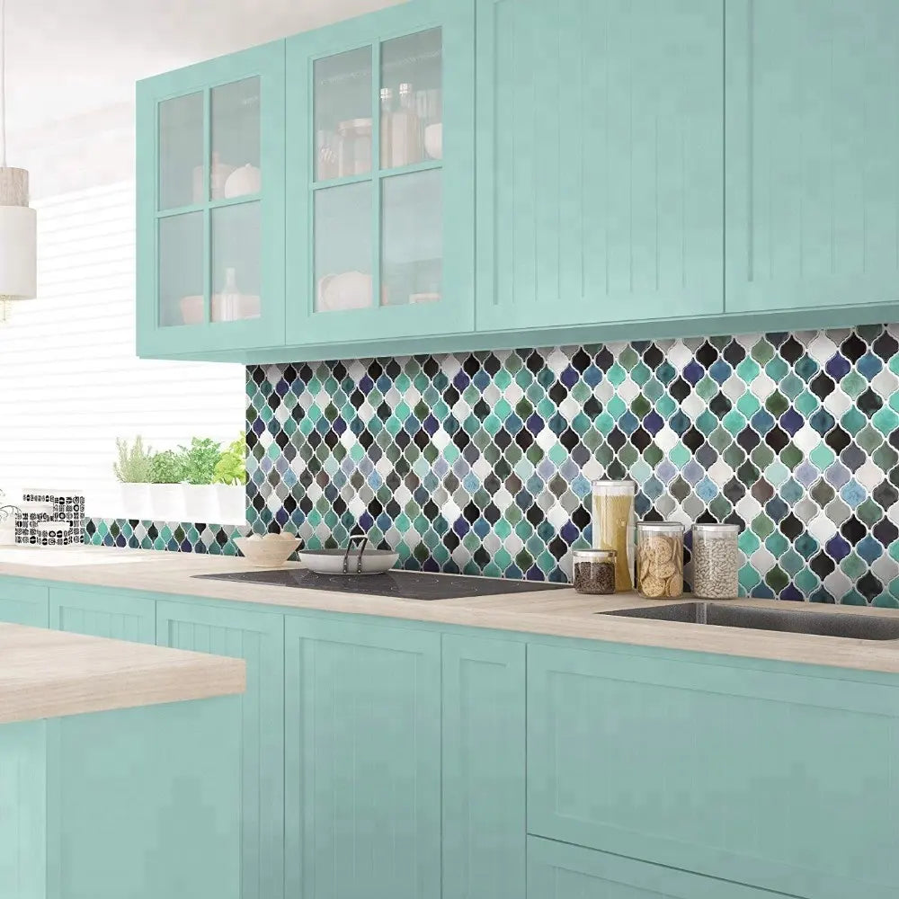 Marokkanske selvklebende fliser i blå, grønn og grå mosaikk, dekorative kjøkkenfliser som gir et friskt og moderne uttrykk