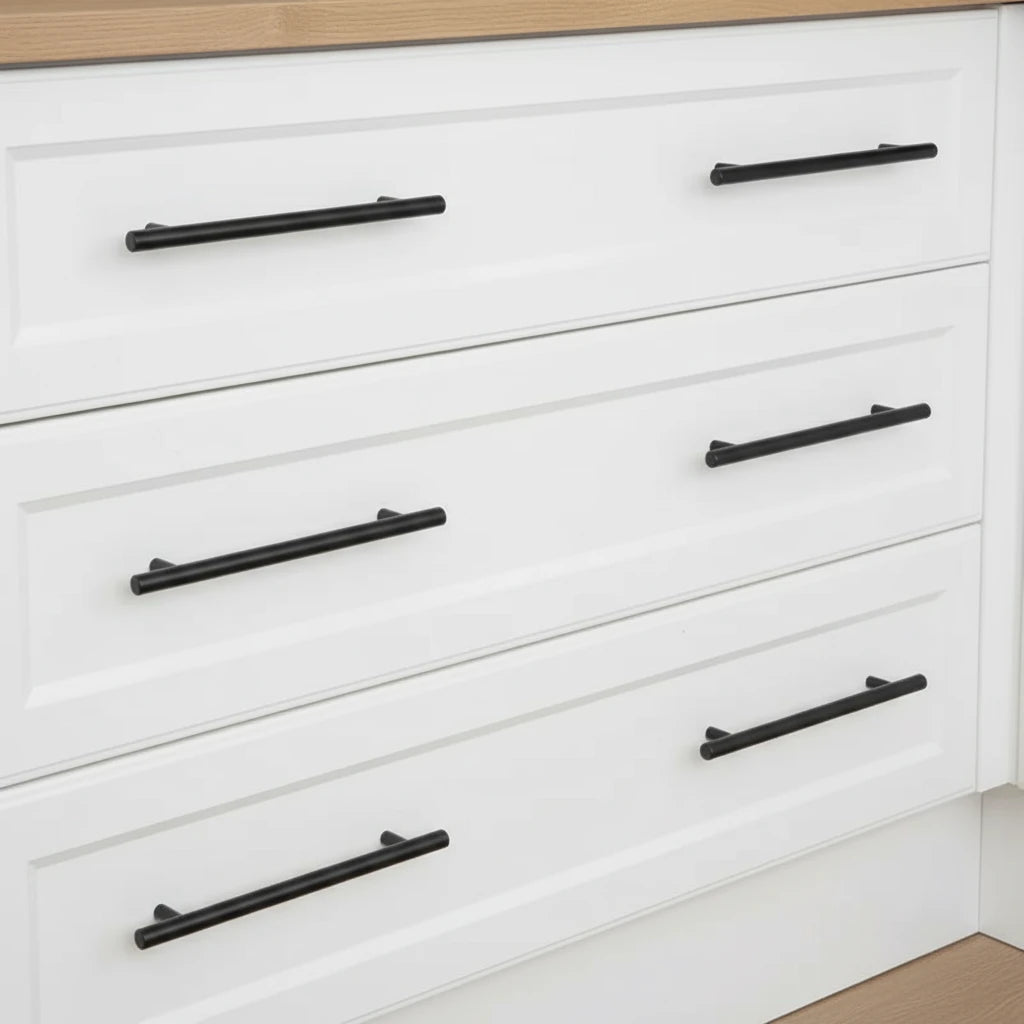 Detaljbilde av Madrid håndtak i sort matt på hvit bakgrunn. Viser håndtakets rette linjer og moderne design.