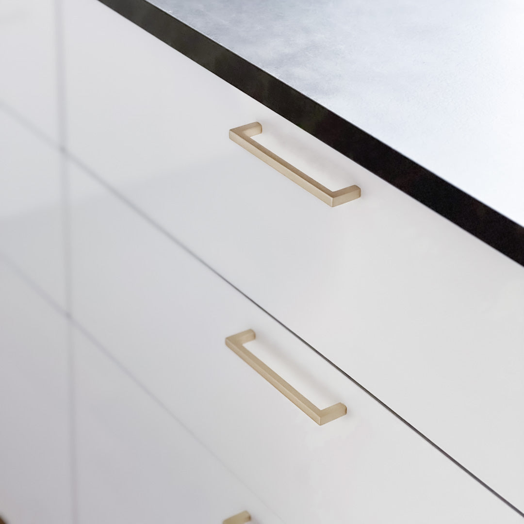 Håndtak i børstet messing med skandinavisk uttrykk.