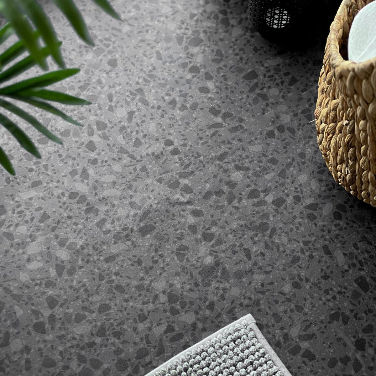 Venezia terrazzo selvklebende fliser montert på gulv i mørk grå terrazzo design