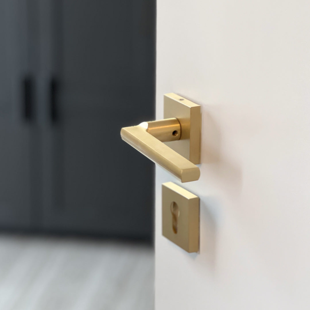 Dubai dørhåndtak i børstet messing med elegant og moderne design.