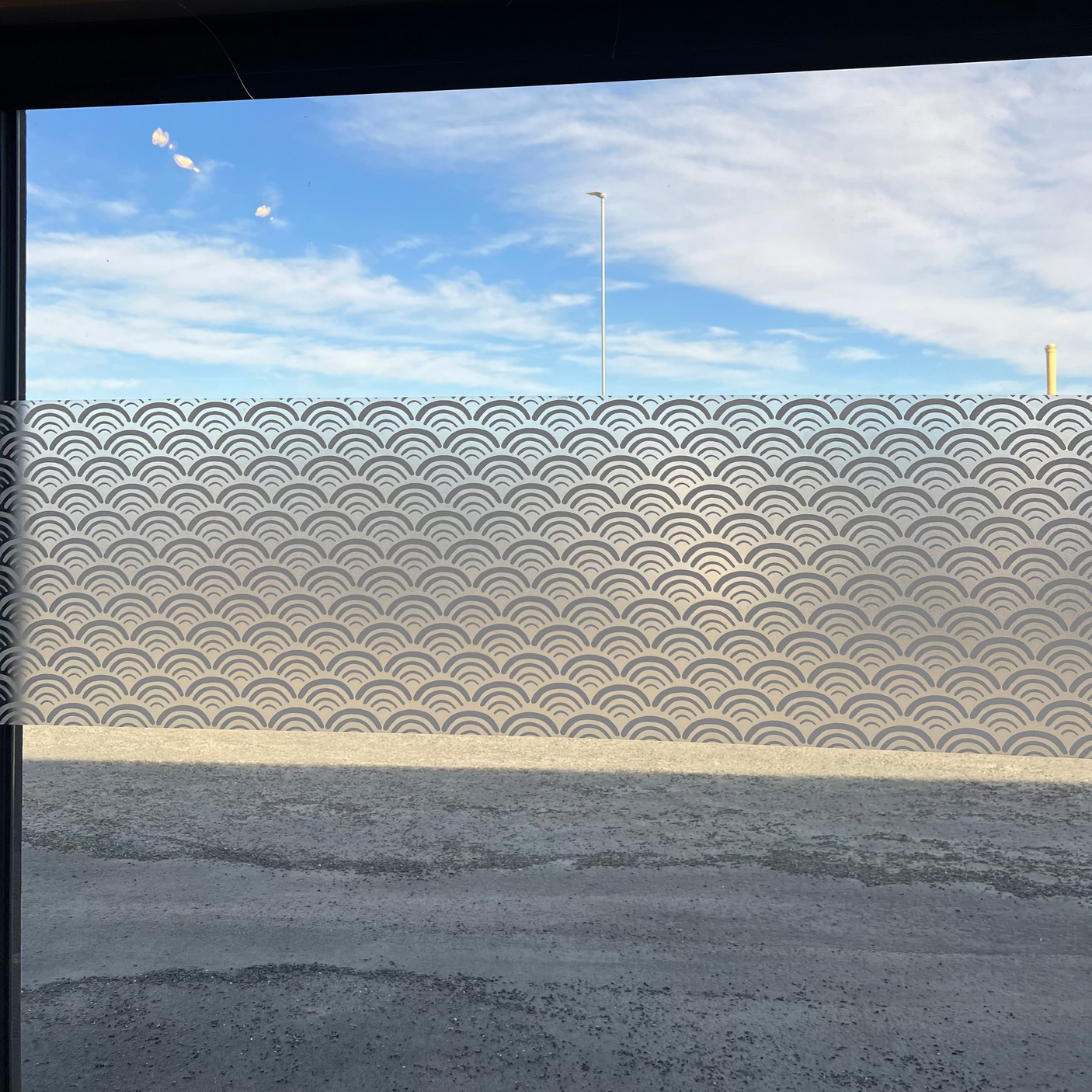 Static premium Koya vindusfolie nærbilde organisk mønster lyseffekt