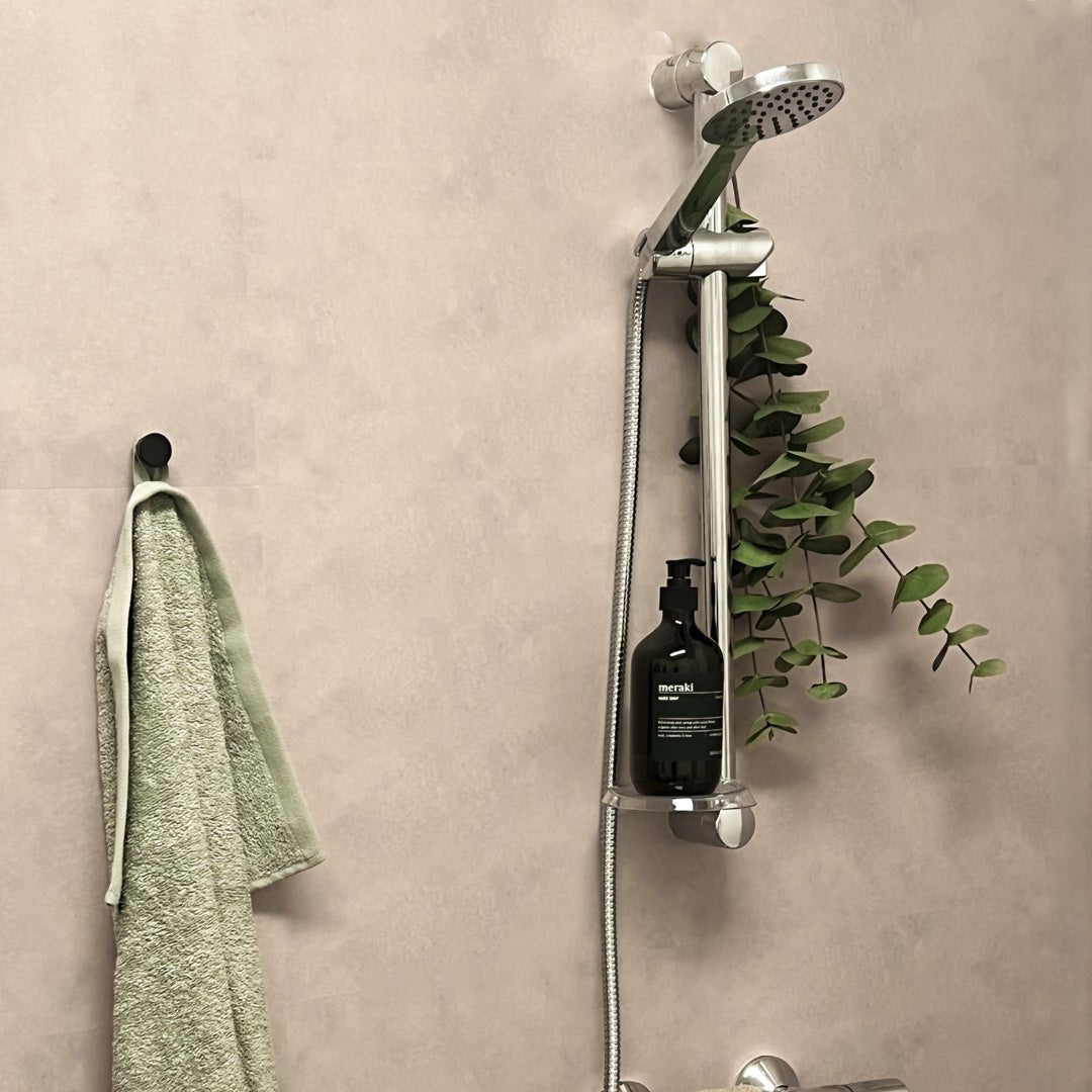 Beige betong selvklebende fliser montert i dusj for et moderne uttrykk.