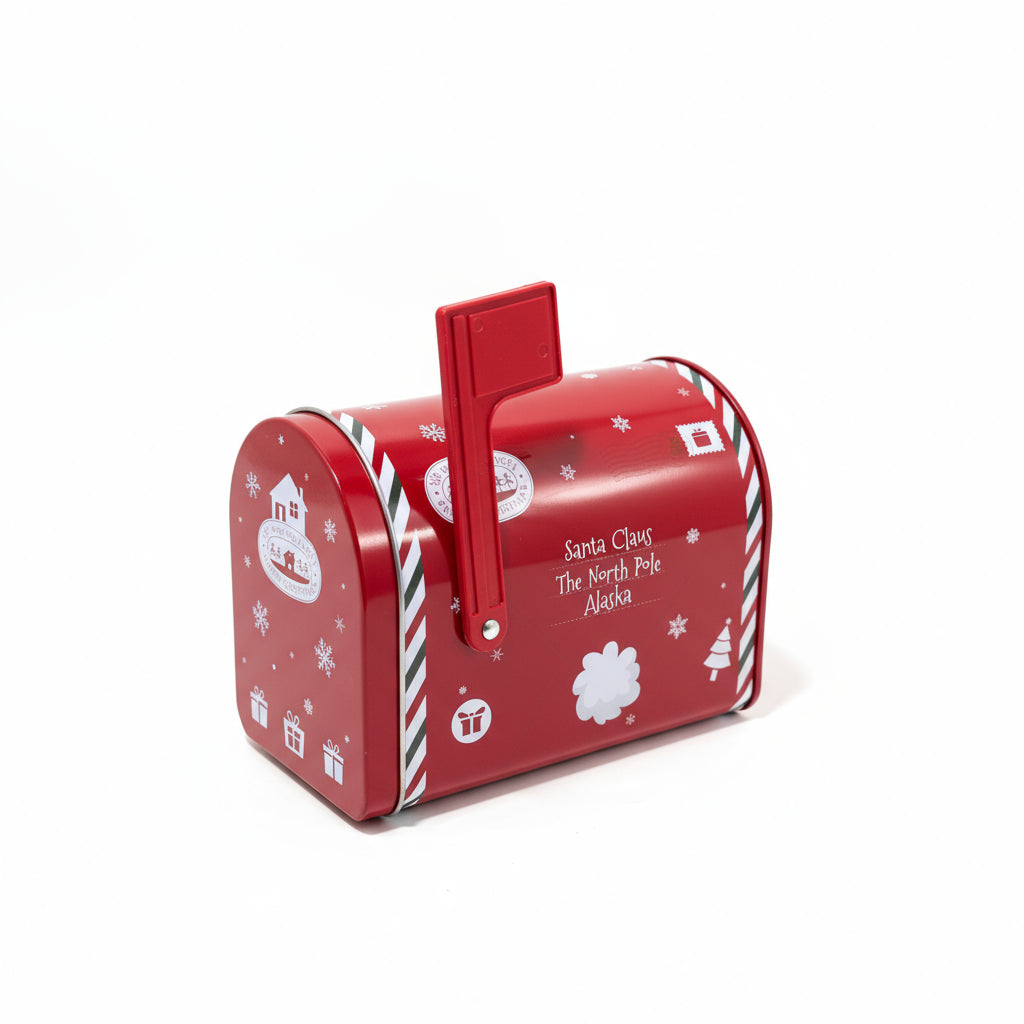 Liten rød julepostkasse i metall med nissedekor og rød flagg – julepynt fra Lindas Dekor