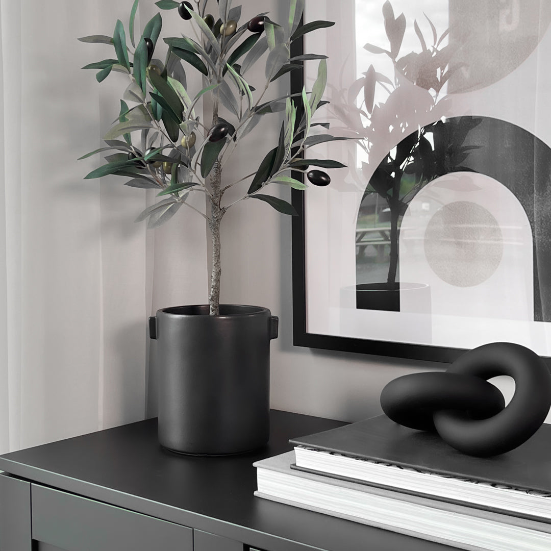 Matt sort Justine blomsterpotte i steingods, minimalistisk design.