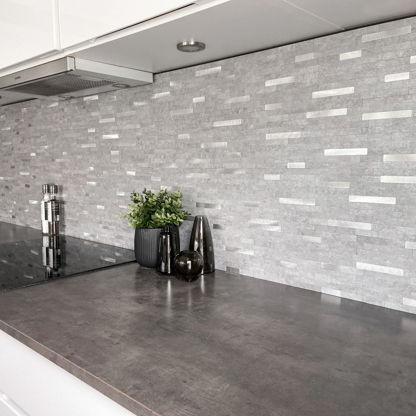 Premium selvklebende fliser i skandinavisk stil fra Lindas Dekor.