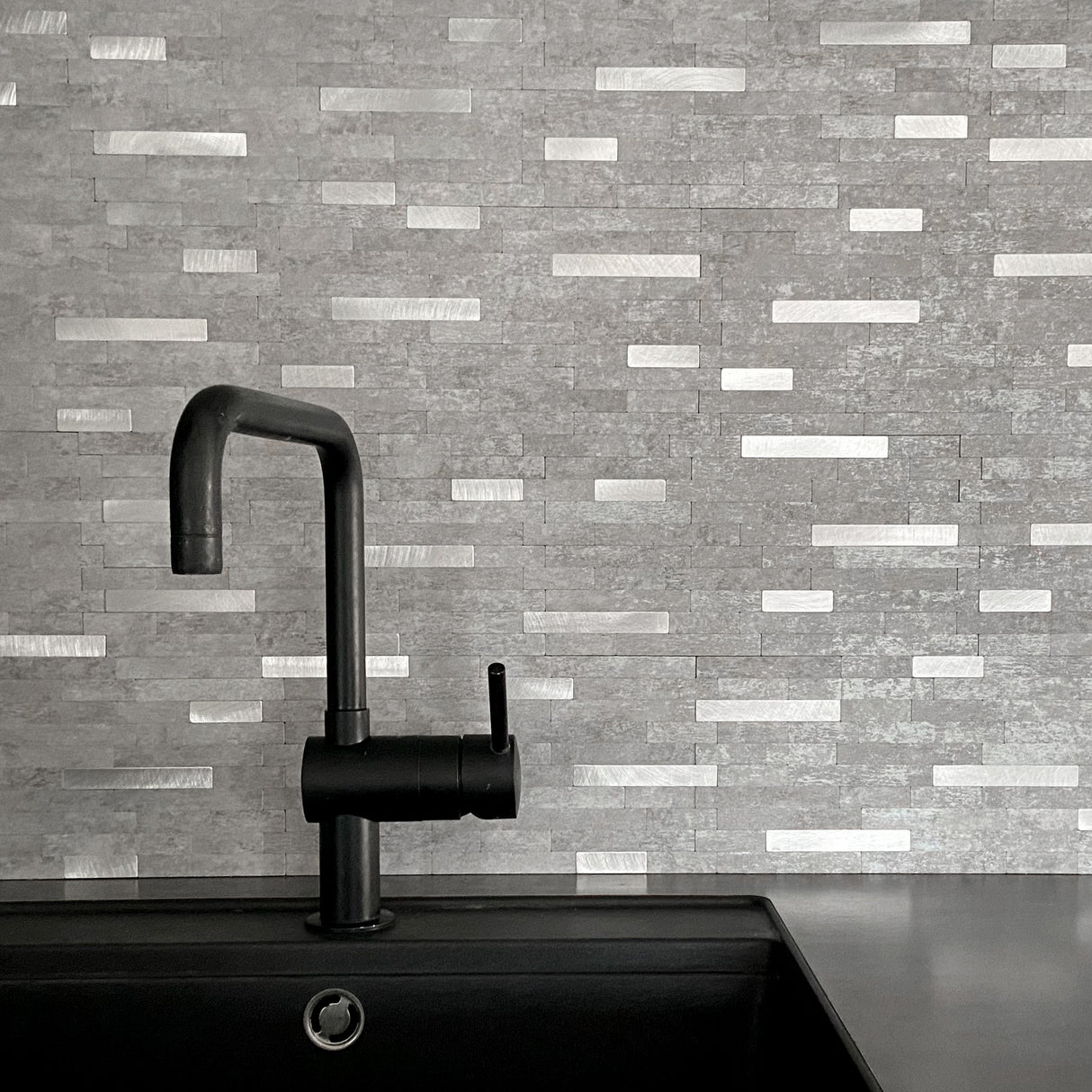 Moderne kjøkken med selvklebende fliser i lys grå steinlook.