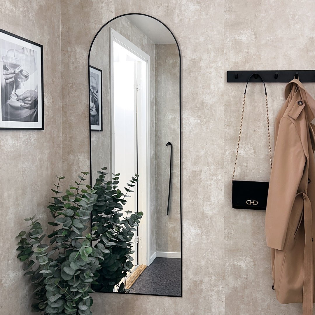Beige selvklebende tapet med kalkmaling-effekt i gang – ensfarget veggfolie med moderne betonglook