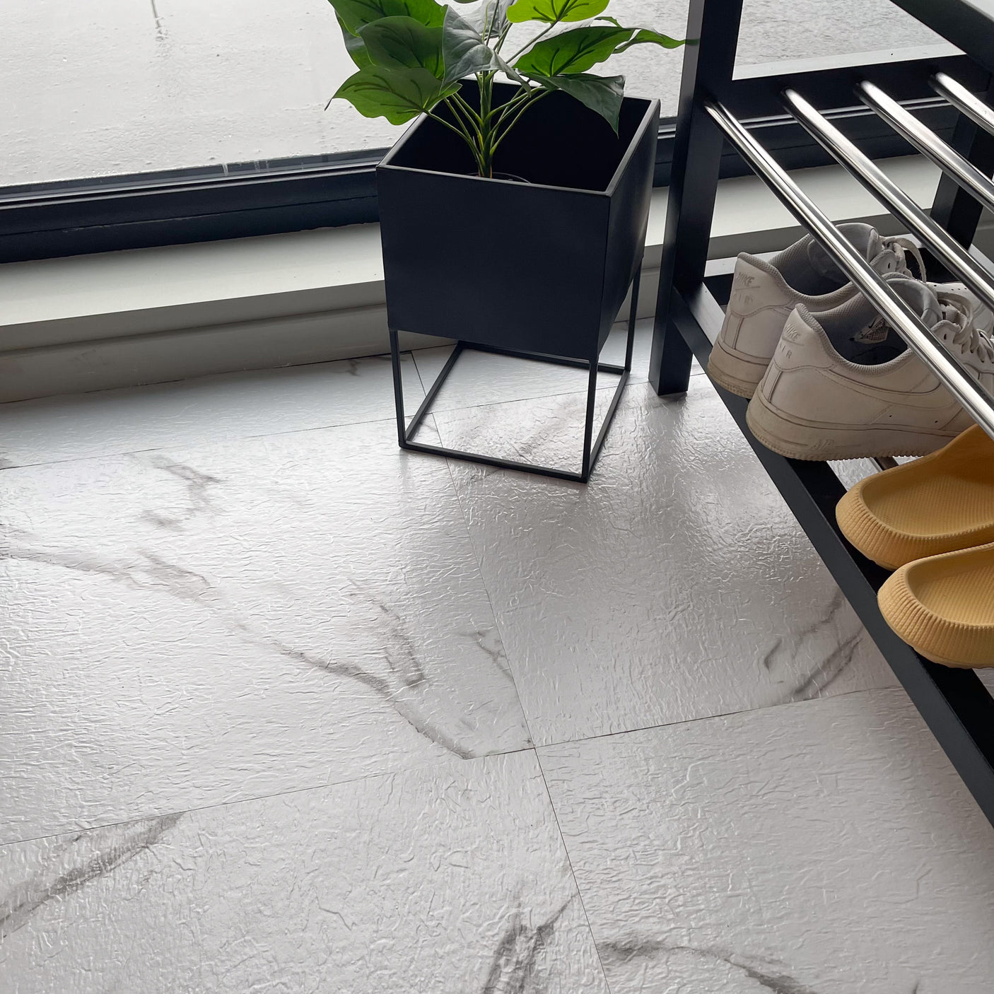 Selvklebende gulvfliser i hvit marmorlook med grå årer – slitesterke og moderne vinylfliser til gang, kjøkken og entré.