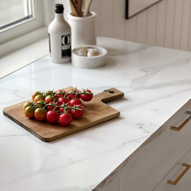 Marmor klassisk hvit kontaktplast gir et klassisk uttrykk og egner seg veldig godt til fornyelse av benkeplater på kjøkkenet.