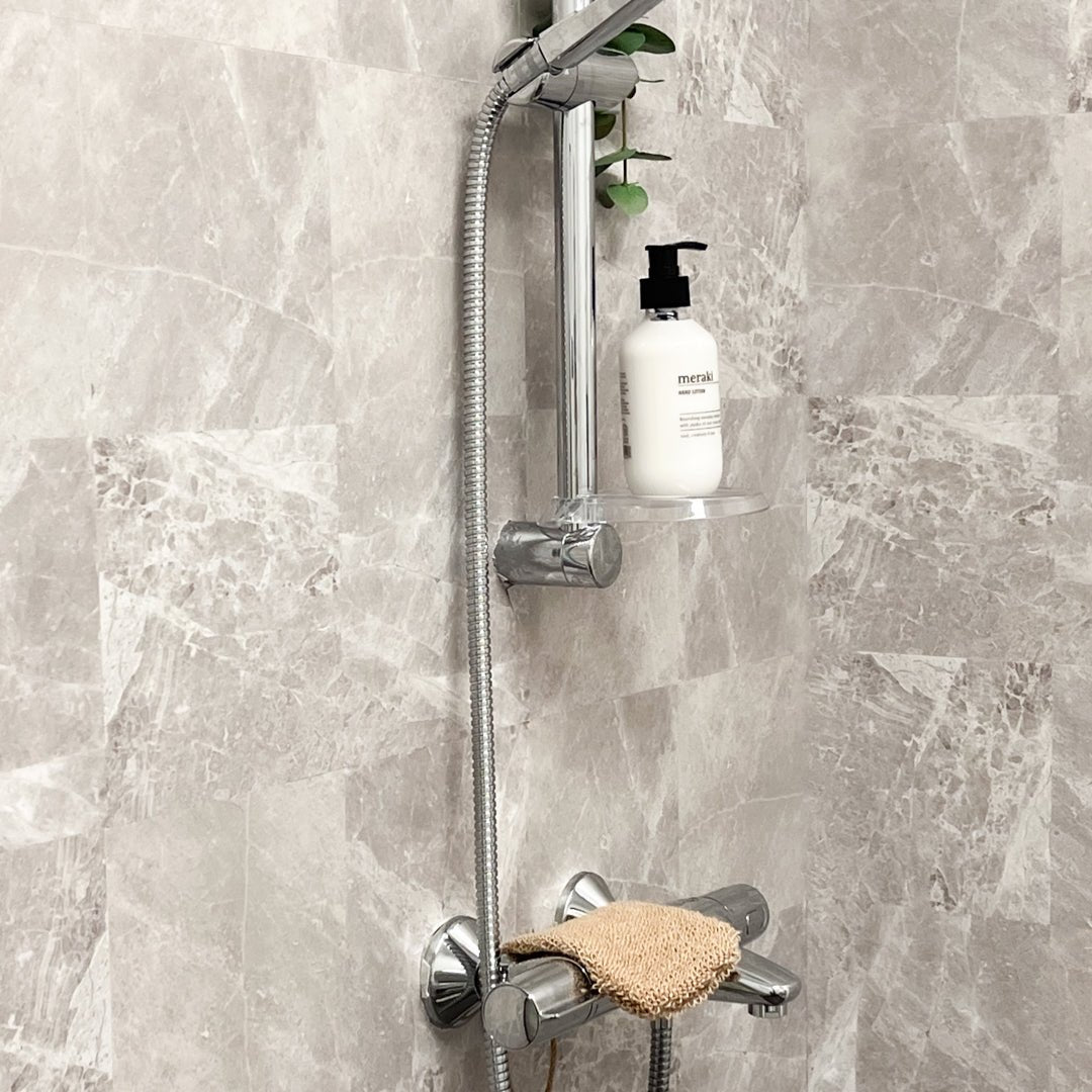 Populære fliser til dusj og bad. Kalk beige selvklebende fliser imiterer marmor i en behagelig lys beige farge.