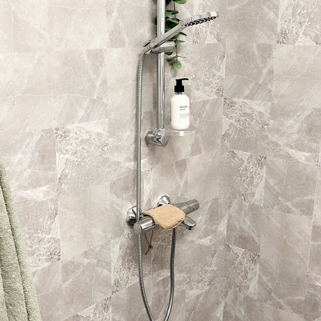 Kalk beige selvklebende fliser er et elegant og tidløst valg for deg som ønsker et rolig, naturtro uttrykk på bad eller andre våtrom.