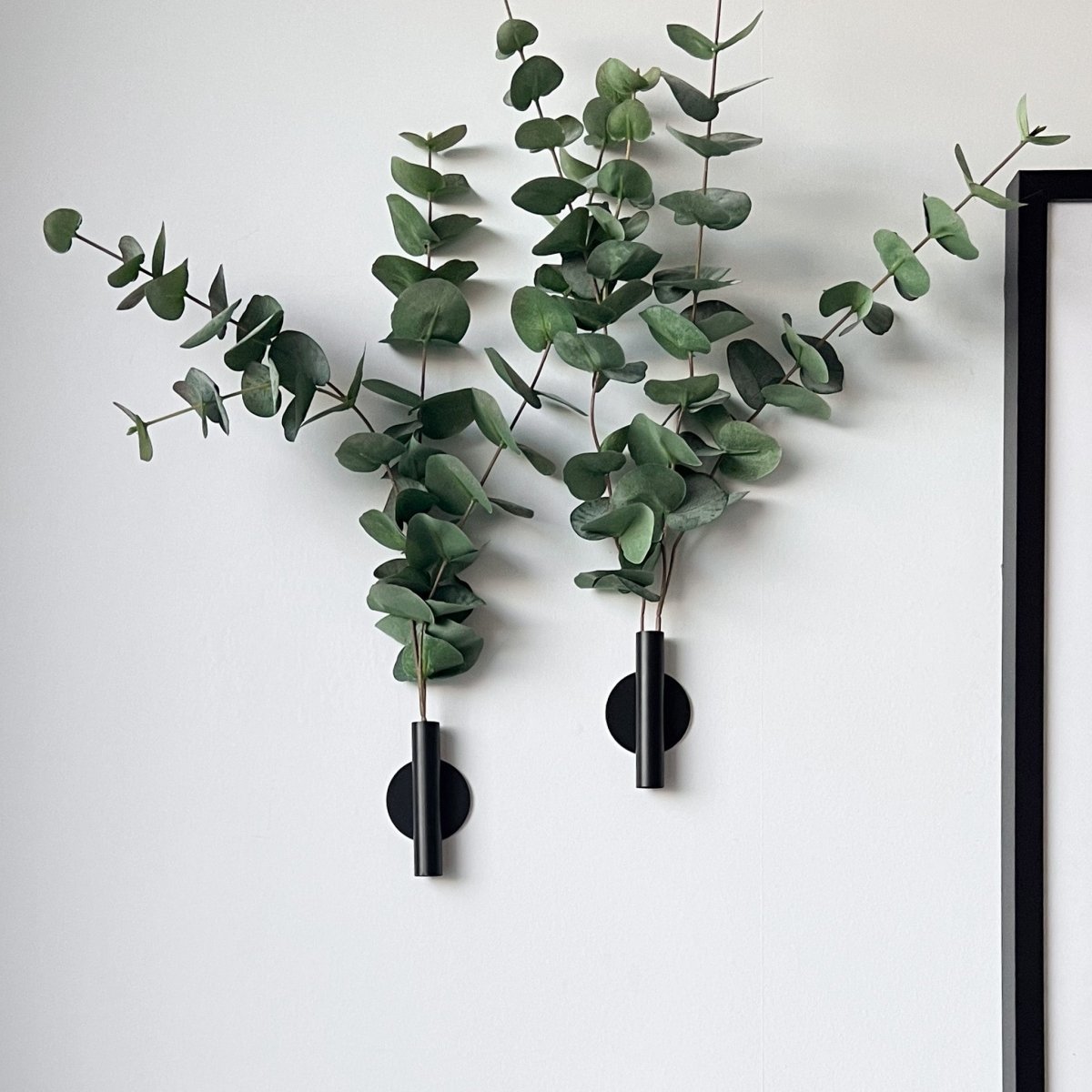 Eucalyptus & Manhattan väggvase, svart matt - Lindas Dekor