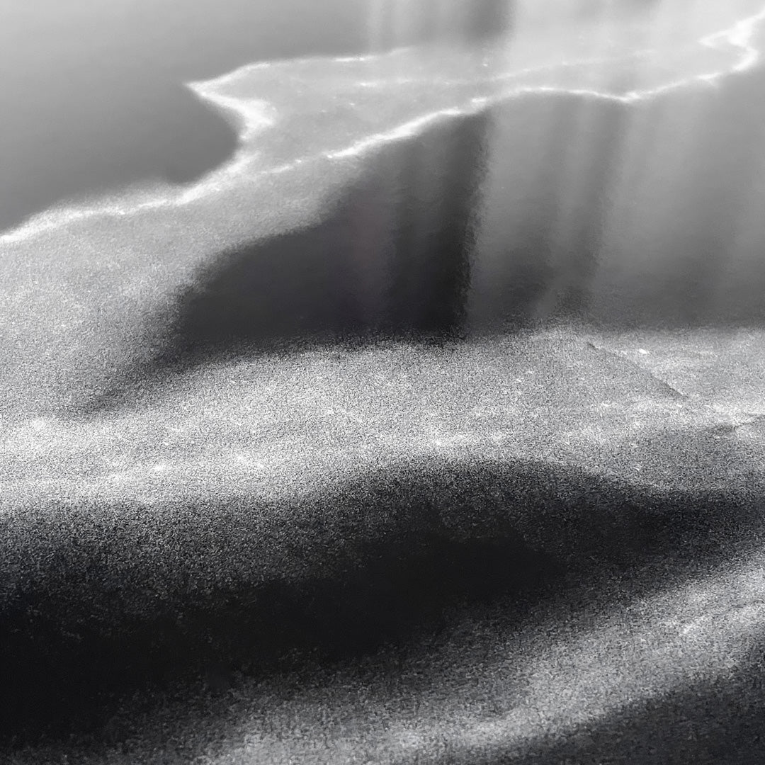 Svart kontaktplast med marmoreffekt og naturlig overflatestruktur i kjøkkenmiljø.