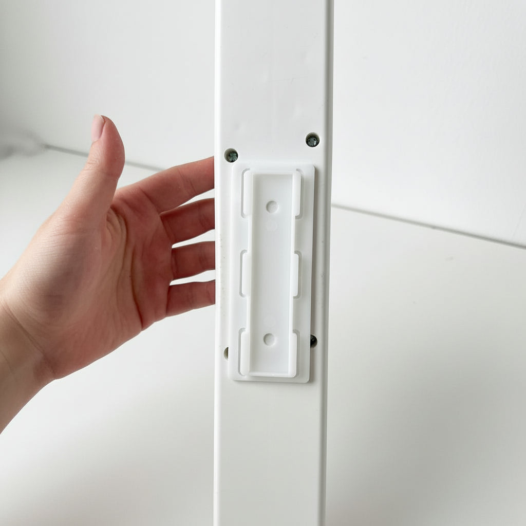 Selvklebende holder for grenuttak montert på vegg fra Lindas Dekor