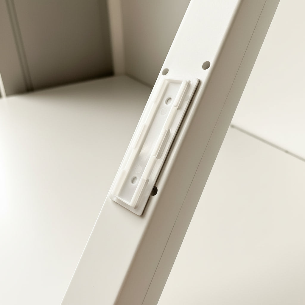 Selvklebende holder festet på vegg med grenuttak montert under vindu