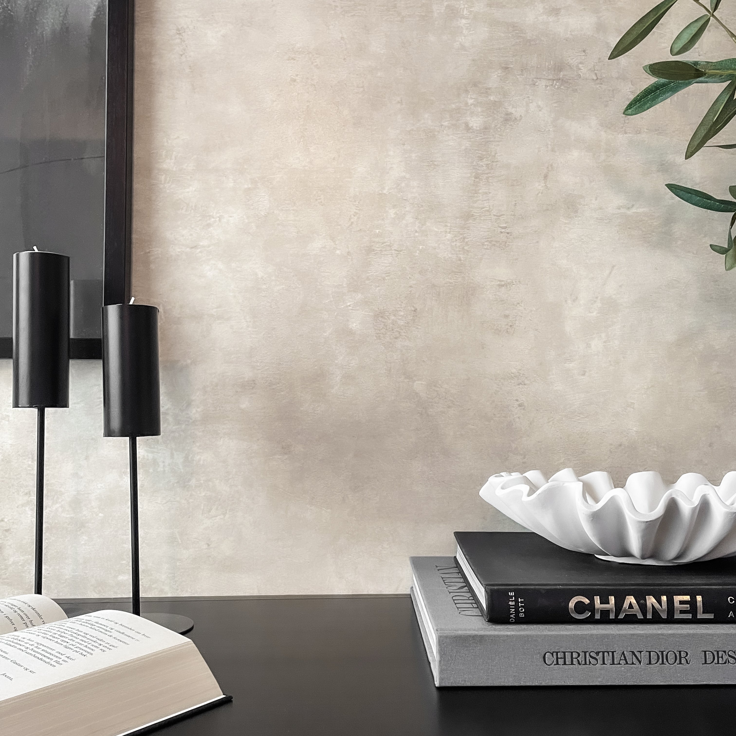 Selvklebende tapet i beige kalkmaling-look – moderne ensfarget veggfolie med betongeffekt til stue og gang