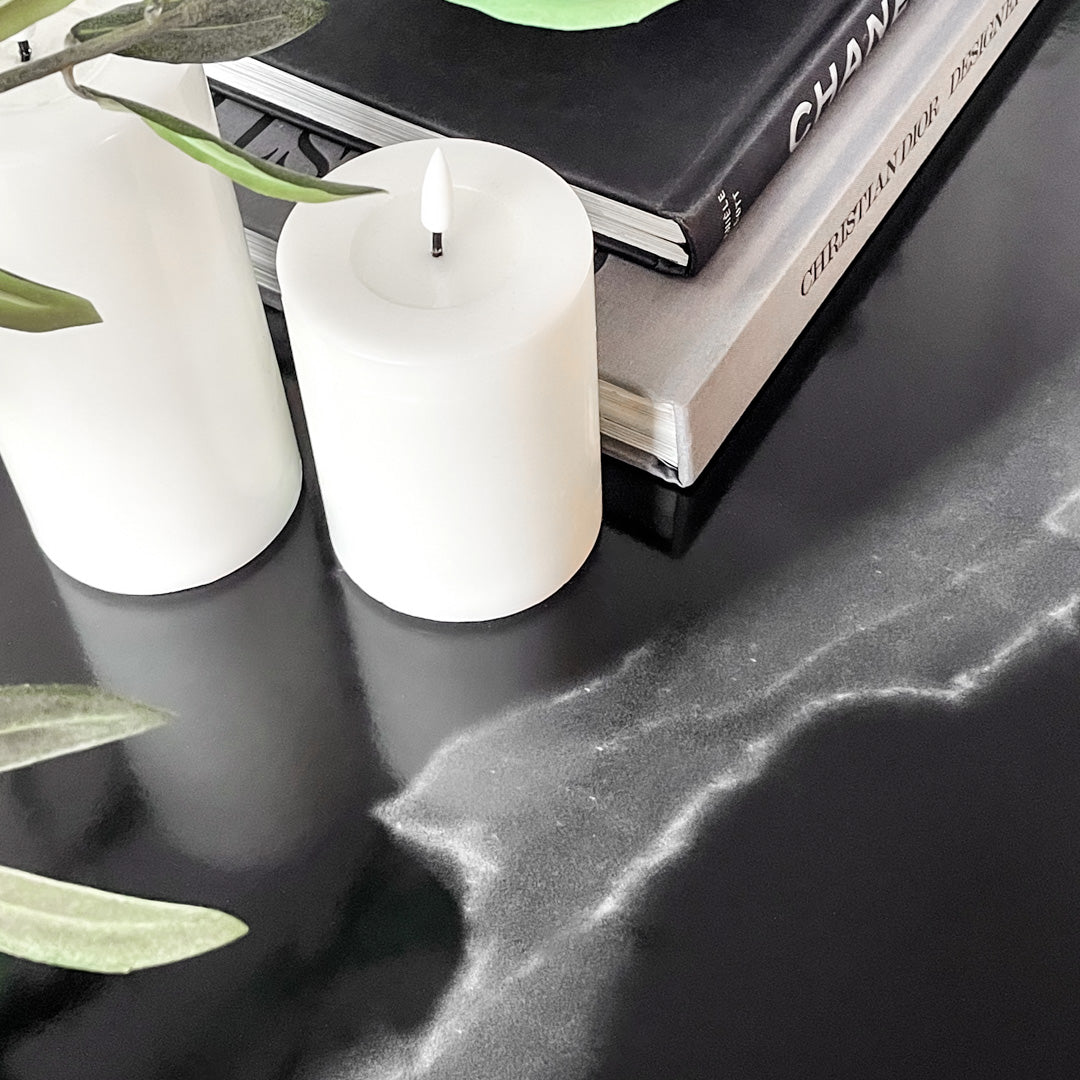 Elegant marmorfolie fra Lindas Dekor brukt som benkoppgradering.