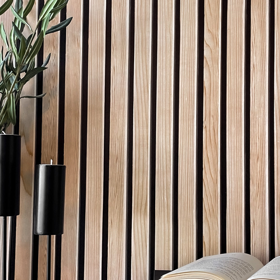 Montering av spiler-look kontaktplast på slett vegg i stue.