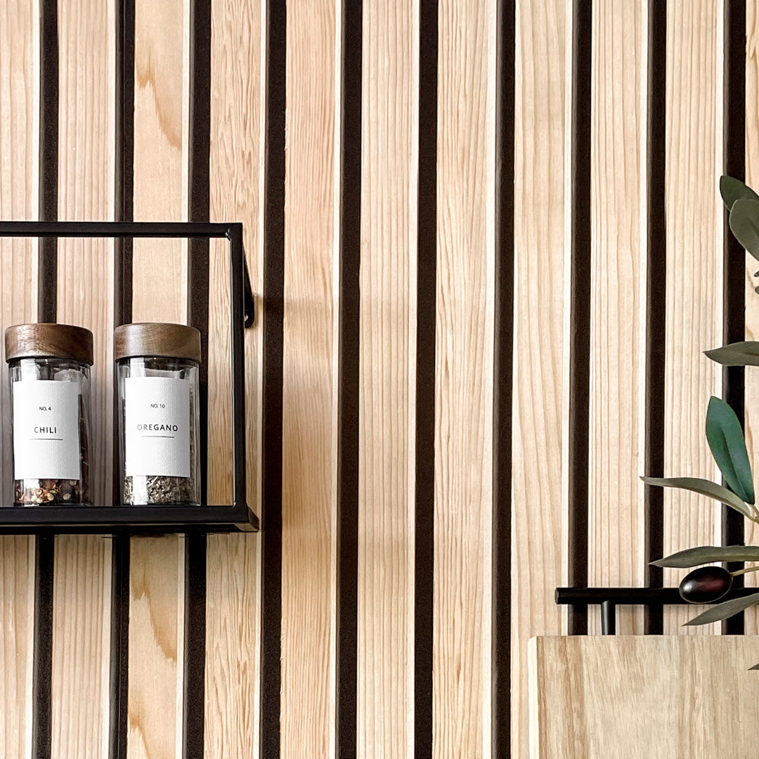 Kontaktplast som etterligner nordiske trepaneler med dybdeeffekt.