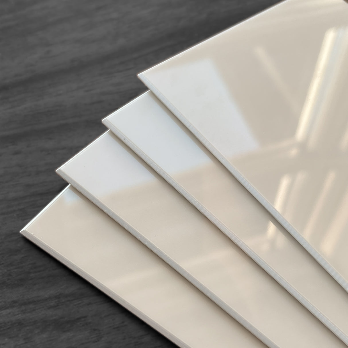 Nærbilde av Hailey beige fliser i høyglanset finish – elegant og reflekterende overflate.